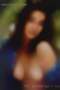 Hot pleasergirl clubs with cumshot.